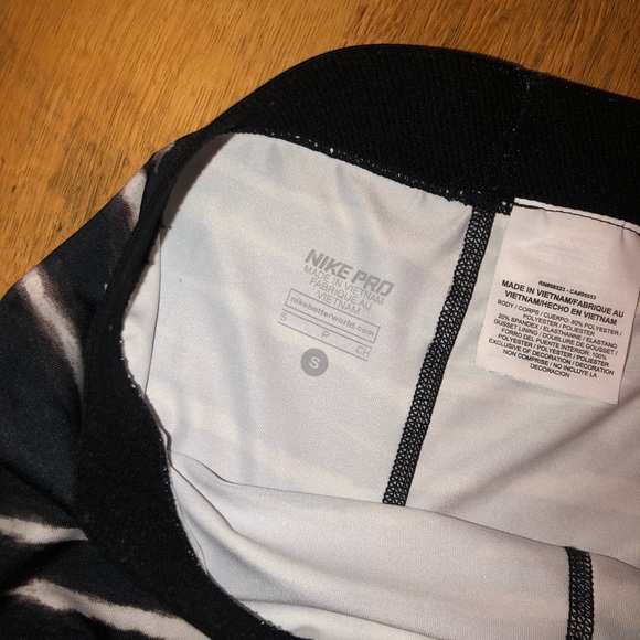 2 pairs of Nike pros - Picture 4 of 5